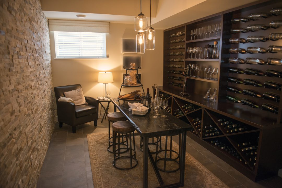 a nice wine cellar / elegant, luxurious / also full of wine